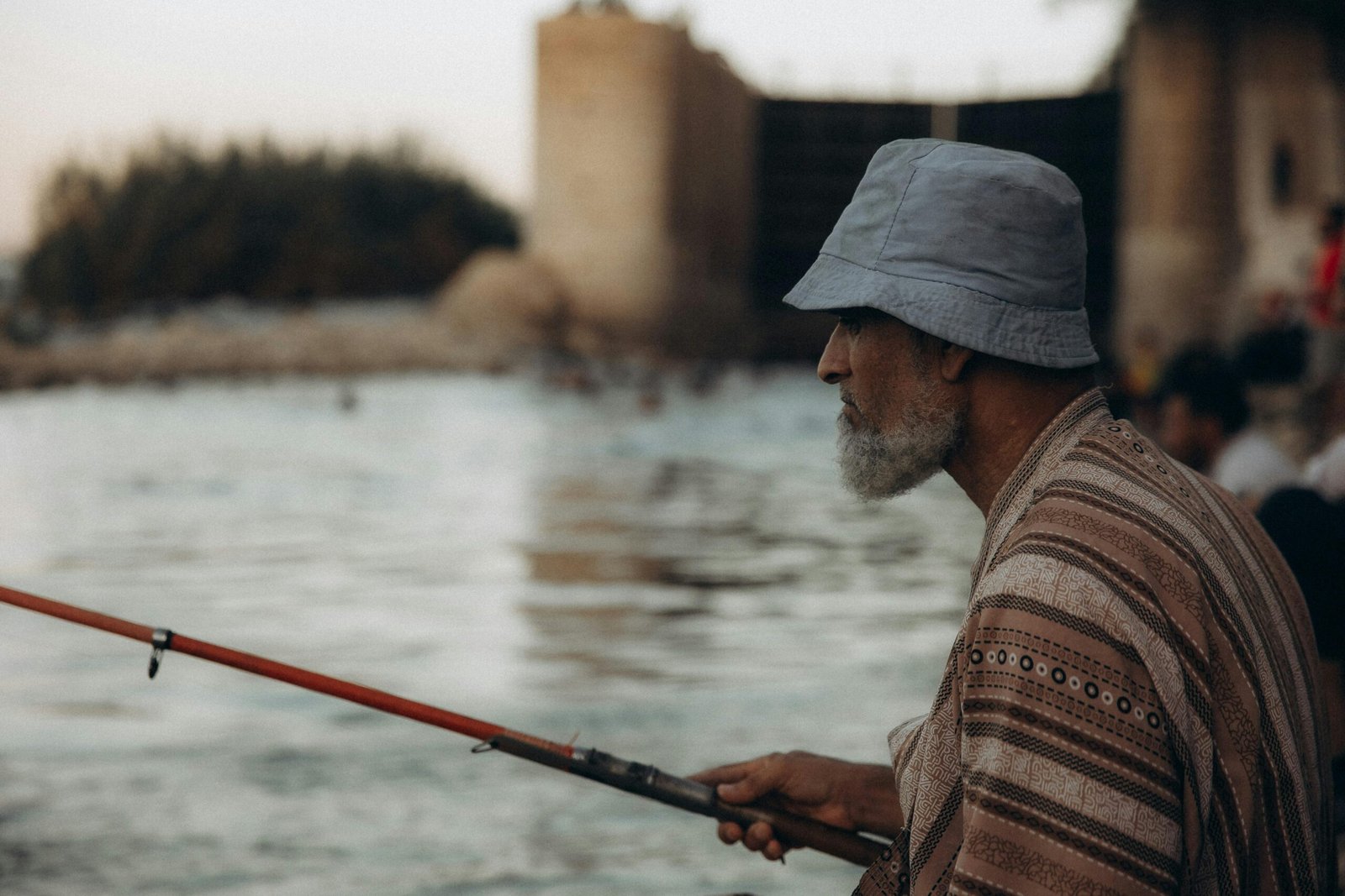 Comment adapter ses leurres de pêche selon la météo et les conditions de l’eau