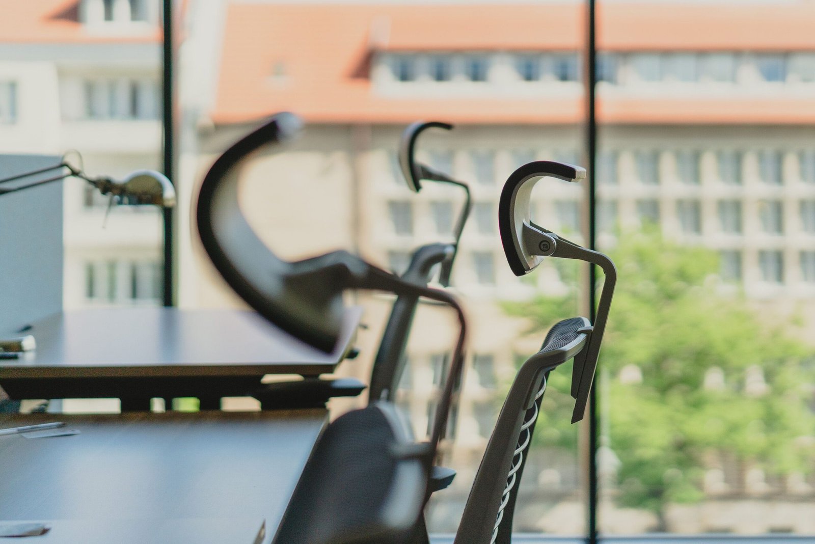 Pourquoi les sièges ergonomiques sont devenus indispensables dans les espaces de travail modernes