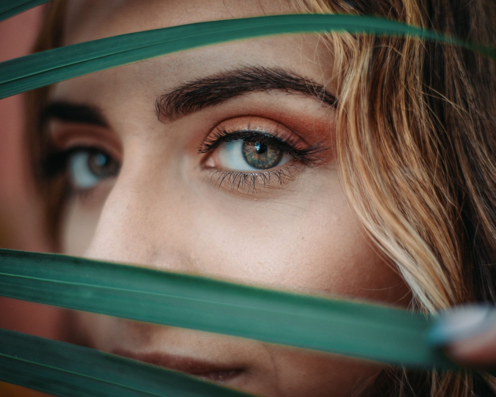 Brow lift à Paris : comment obtenir des sourcils plus denses et parfaitement structurés naturellement