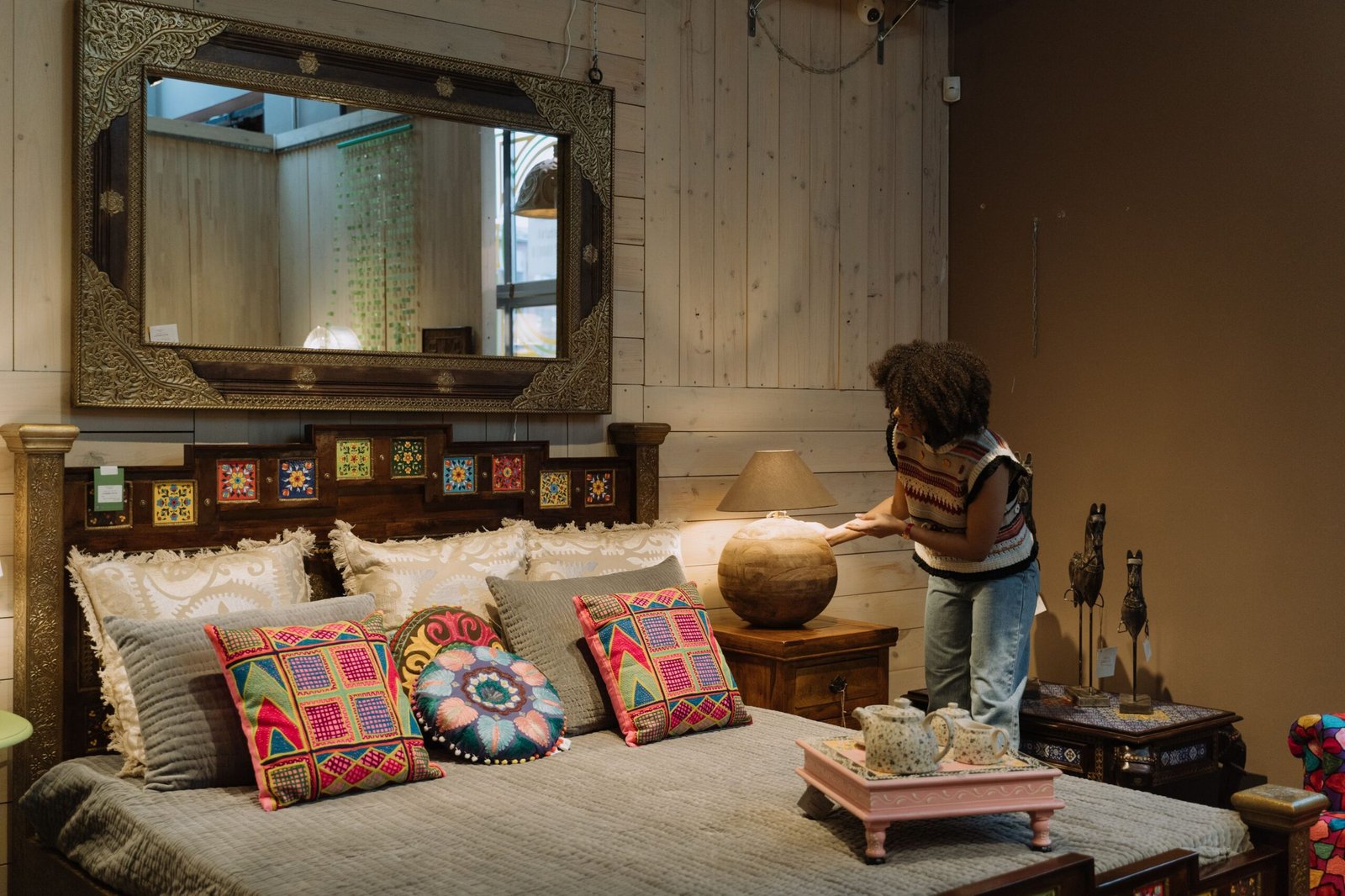 Comment utiliser les rayures pour donner du caractère à une décoration bohème ?